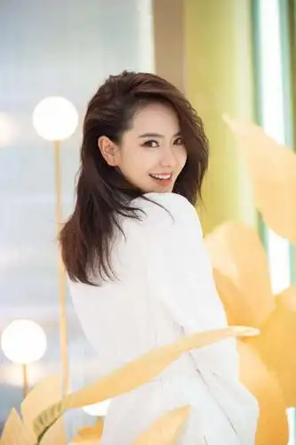 有颜任性 35岁女星浴袍装明媚性感