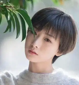 2018流行半露耳短发 潮流又美丽