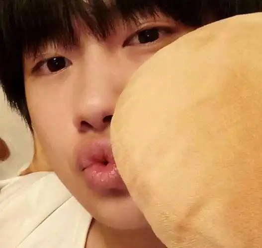 千玺的一张自拍照,虽然被拦住了半张脸,但是不难看出来,千玺的嘟嘟嘴