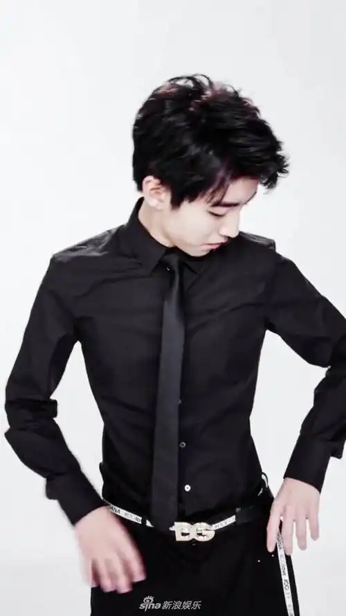 王俊凯全黑look秀高挑身材送新年祝福实力暖心