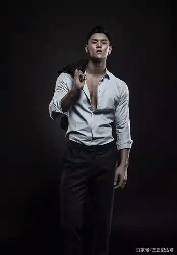 青涩的肌肉小男模