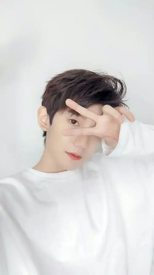 王源晒戴兔耳朵帽子比耶照乖巧又呆萌明明是酷哥却总是很可爱