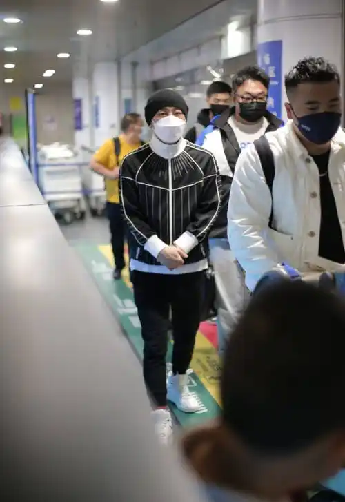 56岁张卫健近况曝光戴标志性毛线帽打扮朴素魅力不减当年