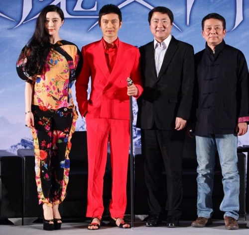 黄晓明跟范冰冰比身高 原来黄教主真的有1米8