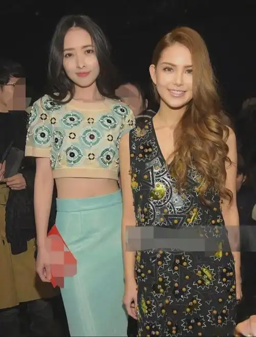 和昆凌合影的美女是谁无论颜值身高气质都比昆凌更胜一筹