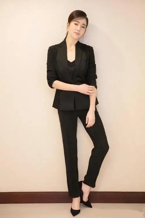 左小青45岁还这么年轻穿t恤配牛仔裤走机场青春洋溢不显老