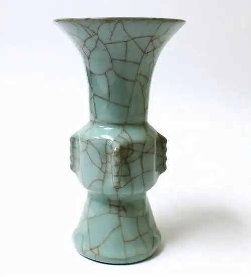 宋官窑出戟花觚琮式瓶宋代龙泉窑青釉琮式瓶投壶(贯耳瓶)宋龙泉窑青釉