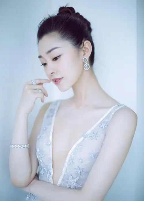 29岁的宋轶身穿浅蓝色深v连衣裙气质优雅又大方网友真漂亮