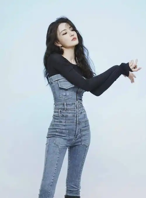 女星徐璐时尚写真:靓丽迷人,眉清目秀