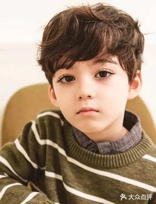 小男孩烫发