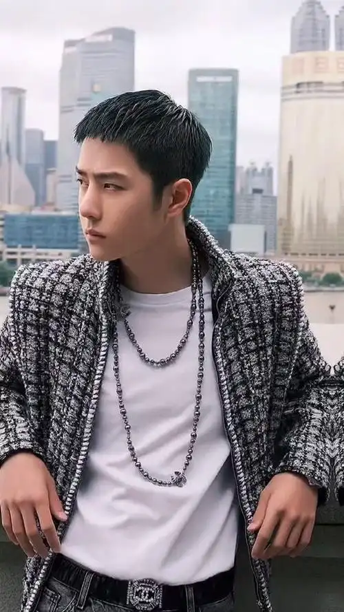 帅哥永远能hold祝各种发型,真滴好man~王一博平安喜乐