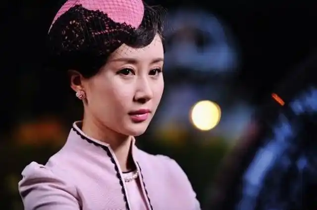 5岁就开始拍片的她,如今依旧漂亮片约不断,遗憾的是依然单身