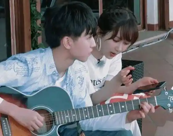 难怪王俊凯总盯着杨紫手机壳,看到这两字后,原谅我不厚道的笑了