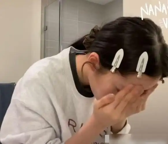 欧阳娜娜直播卸妆冲掉脸上泡沫看清素颜确定是19岁的人