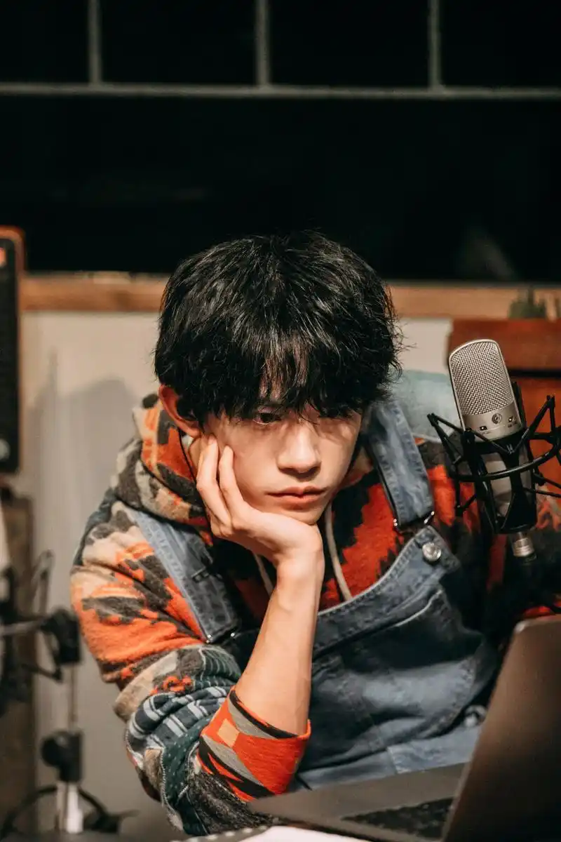 皮带做点缀,勾勒出腰间线条,整套look满满的复古青春气息,文艺感十足