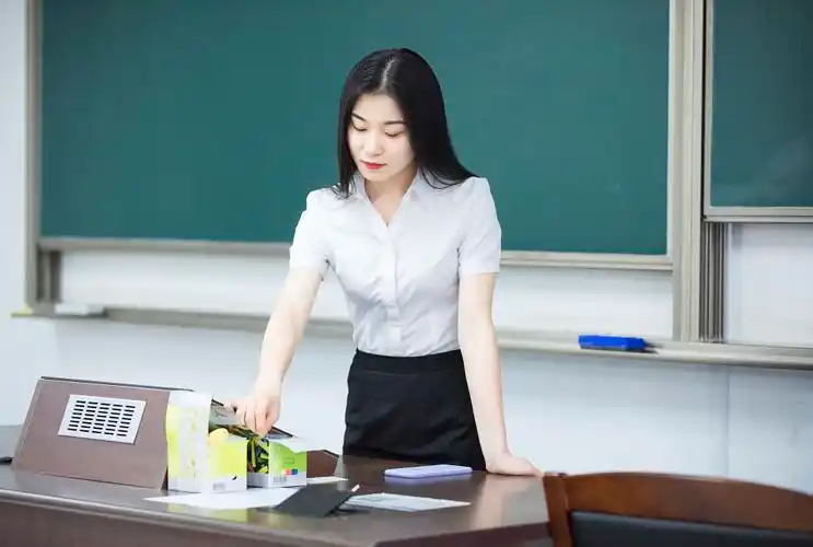 校园老师上课讲课图片