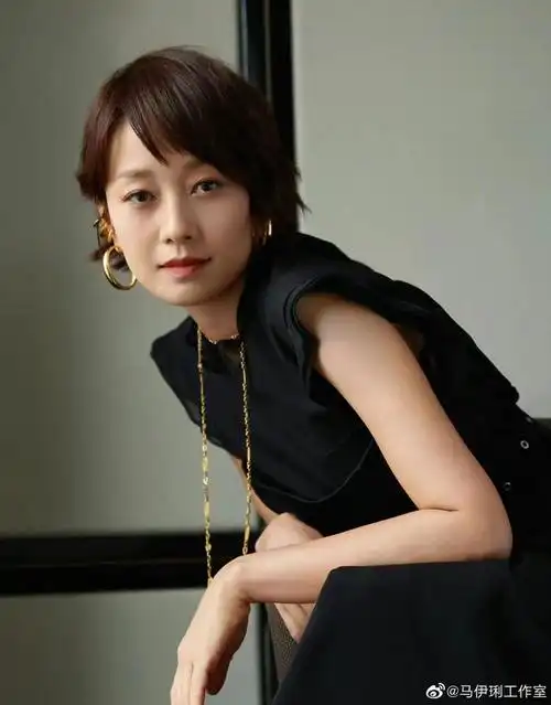 马伊琍终于选对发型换偏分刘海短发穿黑长裙气质减龄