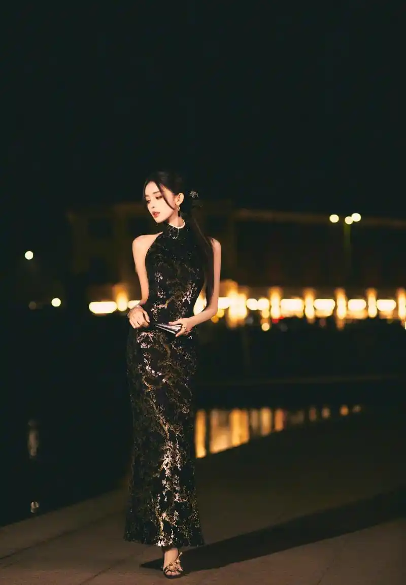 古力娜扎,中国风旗袍装绝美,黑金印花旗袍贵气十足,虽然没什么代表作