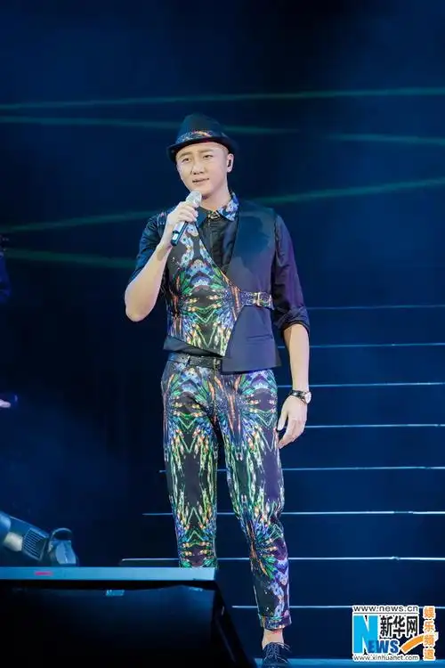 关喆开唱闪耀澳门夜 豪华阵容high翻全场