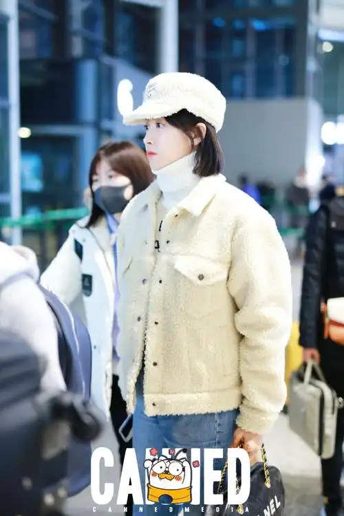 宋茜机场街拍,皮肤水嫩穿搭可爱