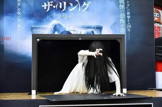 贞子随后在特设舞台上重现从电视机爬出来的经典一幕,引发观众的尖叫.