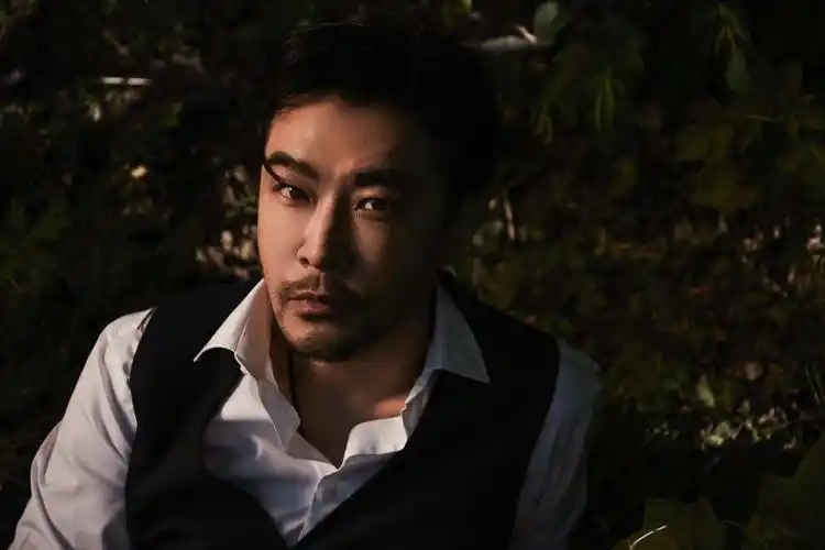 黄维德新形象曝光 尽显优质雅痞大叔范儿