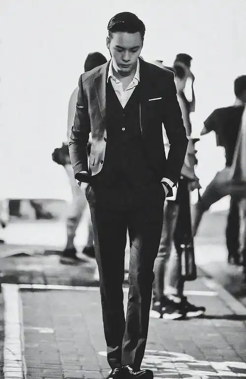 除了担任演员的角色,陈伟霆还以歌手的身份活跃着.