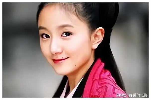 她是黄轩前女友,为救患癌父亲当演员,现在40岁点痣后认不出