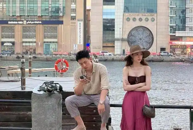 钟楚曦和男友游迪拜,穿着透露价值观差异,站街头互不理睬很尴尬
