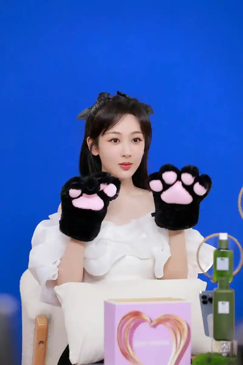 杨紫 #杨紫照片 可爱猫猫女友@杨紫 点赞 评论,冲800 - 抖音