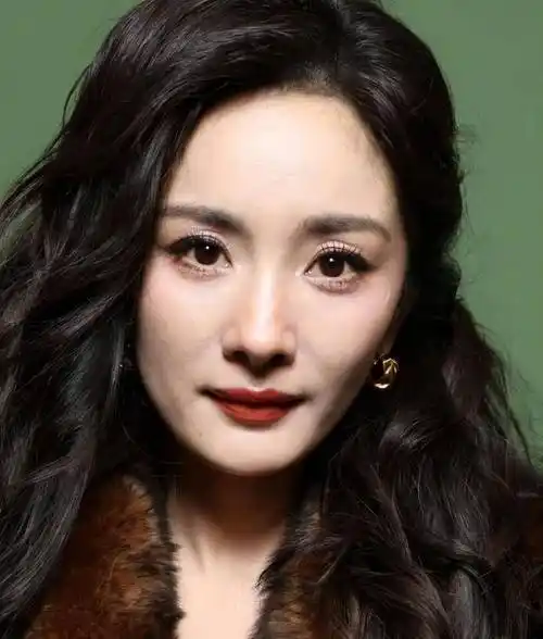 巴黎这一天,杨幂的尴尬,揭开了娱乐圈的三大现实面_状态_双眼皮_皮肤