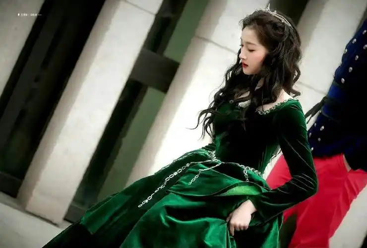 在逃公主!关晓彤最新活动造型释出