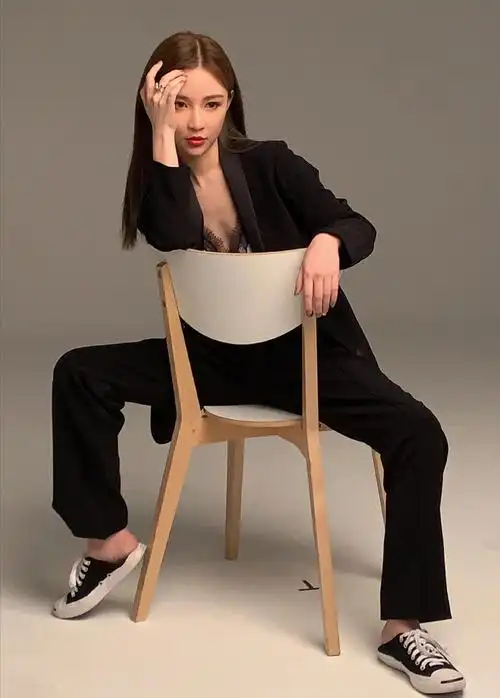 雪梨晒儿子萌照,昔日网红变董事长,这身材哪像是孩子的妈?