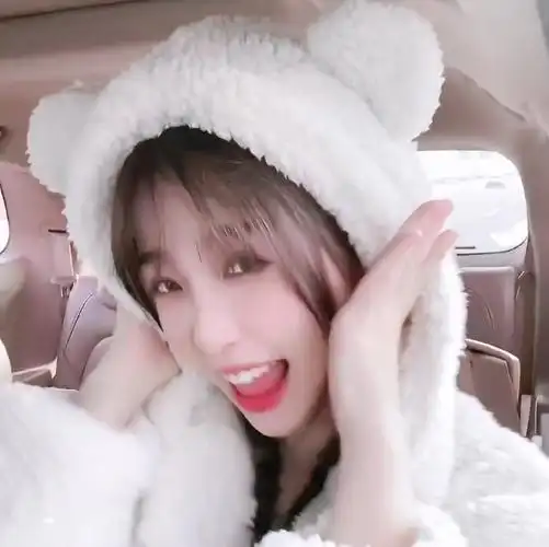 扎双马尾麻花辫,虞书欣实力诠释可爱是什么样子!