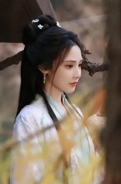 《画眉》:33岁的古偶小花彭小苒转型,脱掉古装尽显"有料"的好身材