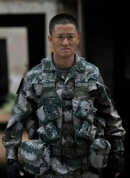 吴京晒军装照#吴京晒出身穿军装,敬着军礼的照片,穿着军装的吴京一身