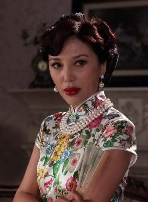 一个不愿老去的女明星,50岁把一张高级脸整残了,下巴越来越尖