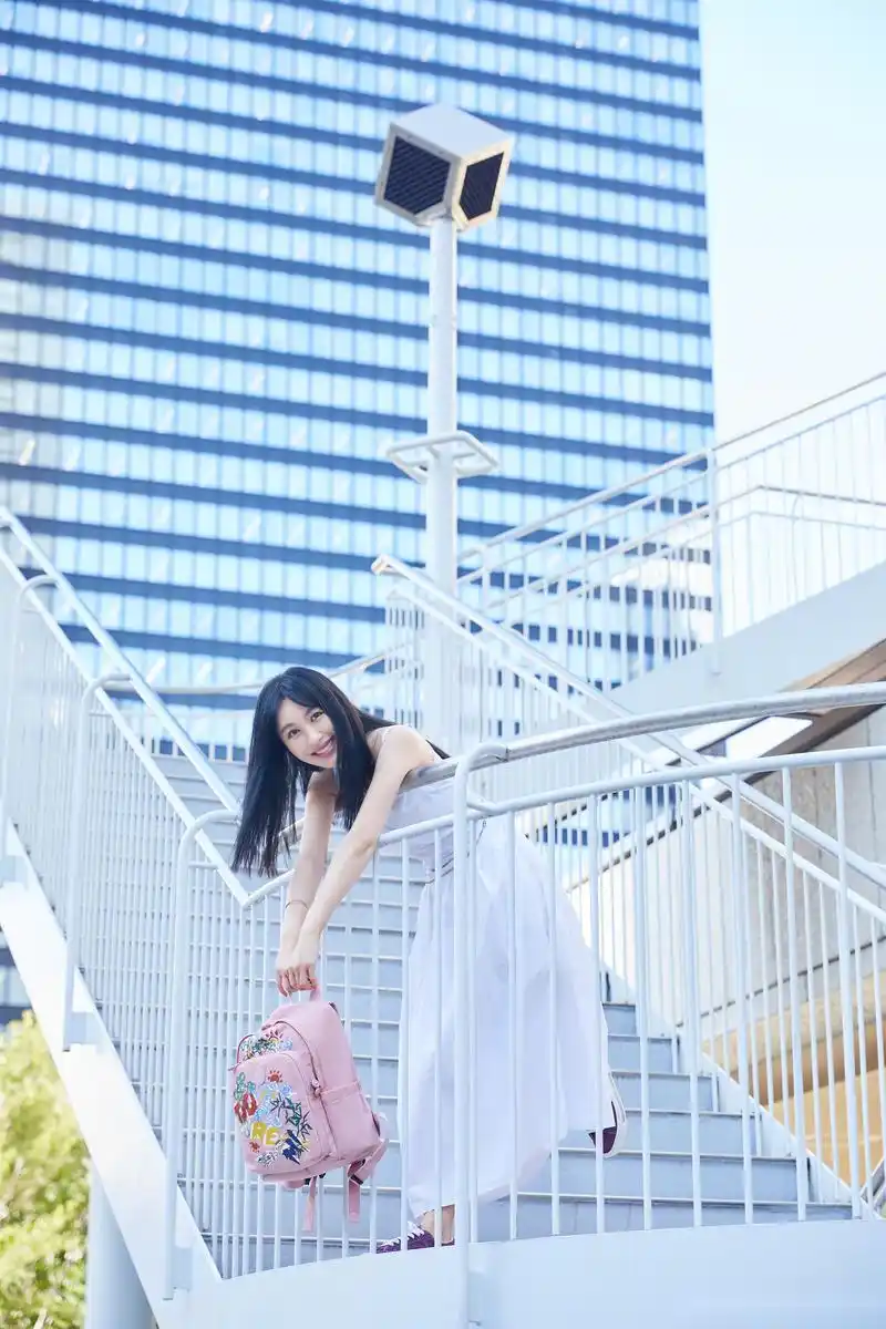 李菲儿清甜出街!