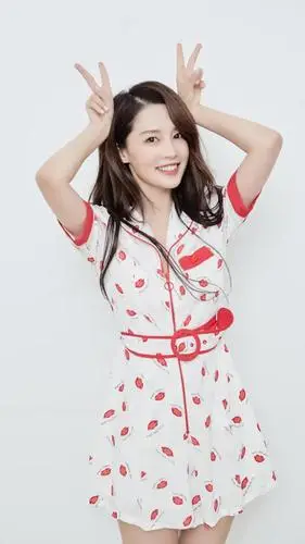 李沁甜美俏皮可爱养眼写真高清原图查看 (2/8)