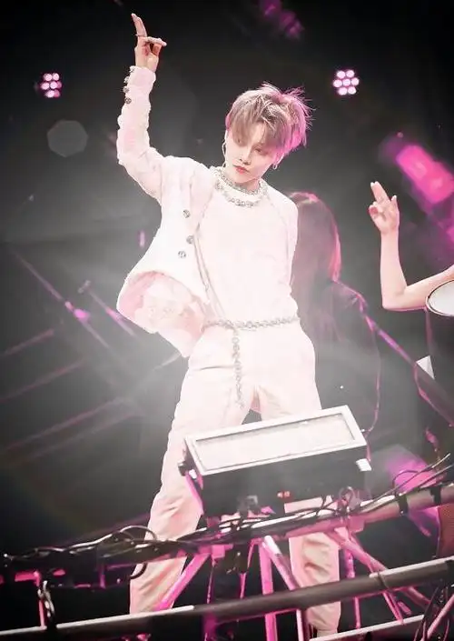 刘雨昕挑战染"粉发",大胆怼脸拍五官优越,却被脖子纹身抢镜了