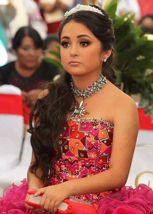 在墨西哥,这位15岁的少女rubi ibarra garcía,她昨天举行的生日派