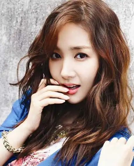 夏日知性迷人中长发御姐范十足的女生发型,简约设计的中长头发,有着