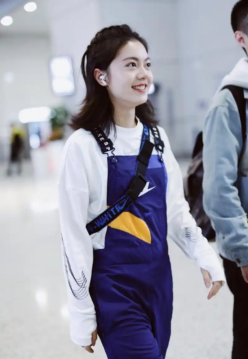 赵今麦现身机场,穿t恤休闲裤身材55分,背绿色小包格外吸睛