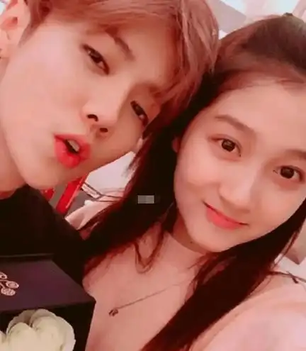 关晓彤鹿晗七夕现身日本,男方剪短发被认李荣浩,女方长腿仍抢镜_照片