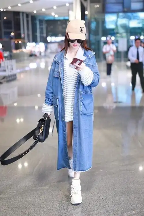 戚薇的衣品真超前牛仔夹克不好好穿不仅露出胳膊还打了个结