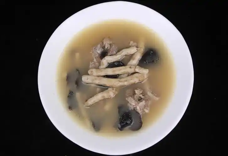 广东天气开始炎热了煲碗虫草参骨汤给家人美味营养还下火