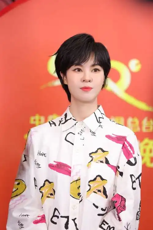 郁可唯春晚造型#以前就非常喜欢听郁可唯的歌曲,今晚有她的节目,让我