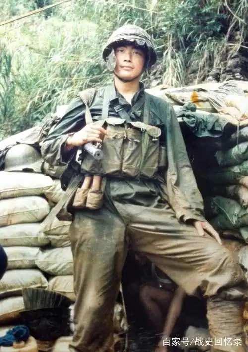 中越战争感人瞬间:战士出征拉着母亲和孩子的手惜别,场面感人