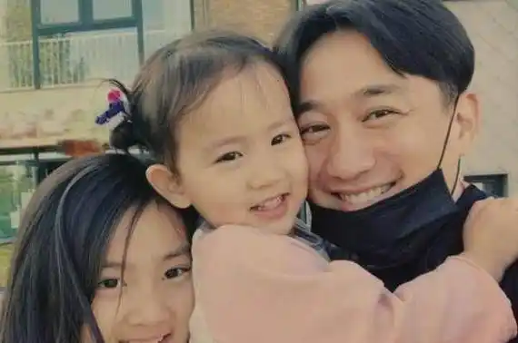 黄多多15岁生日,黄磊孙莉同时发文庆祝,女儿素颜出镜美出天际