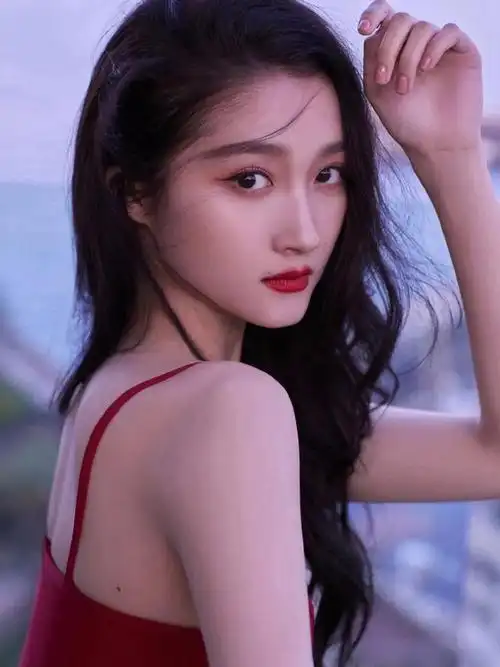 关晓彤-红色吊带裙